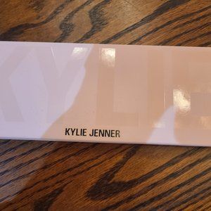 KYLIE.  PRESSED POWDER PALETTE